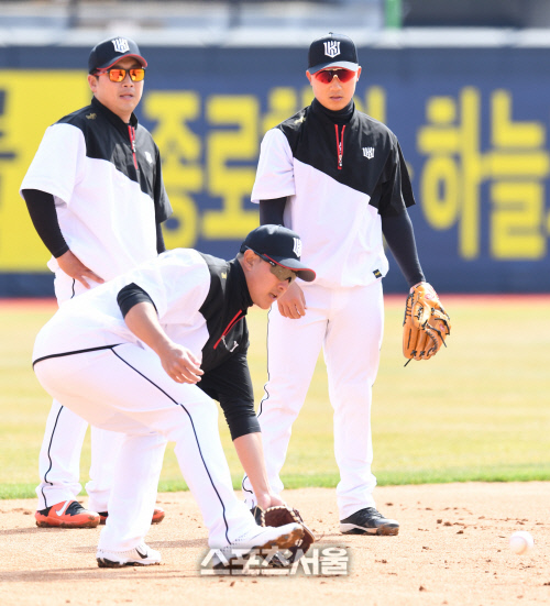 [포토]KT 황재균, 3루 수비는 이렇게!