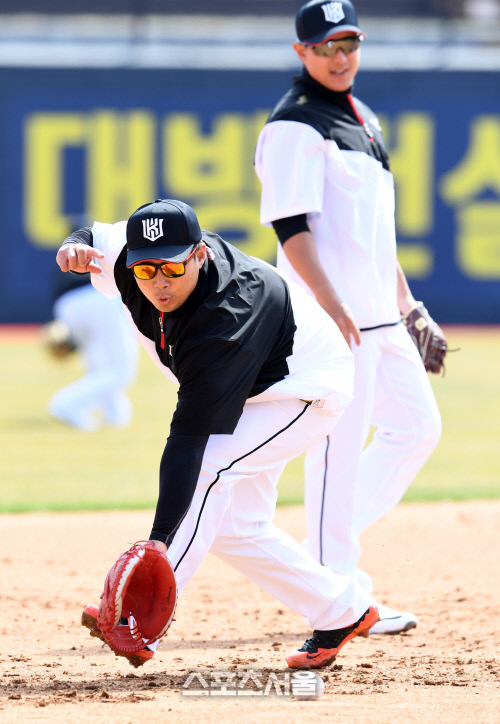 [포토]KT 허도환, 황재균이 지켜보는 가운데...