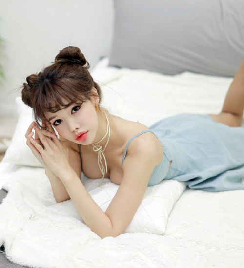 파워 인플루언서 김시후, 슬립 가운만 입고 남심 저격중![포토]