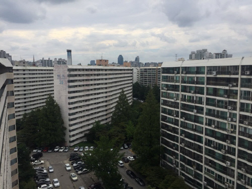 "코로나19가 집값 잡나?" 강남4구 수억원 낮춘 급매물 등장