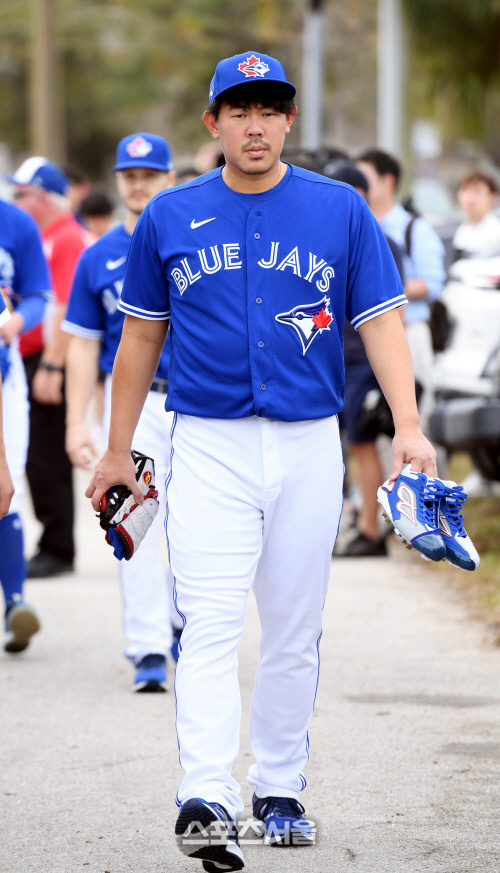 [포토] 버스로 향하는 토론토 야마구치 슌