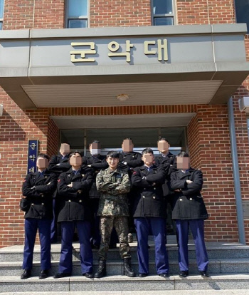 '미스터트롯' 김희재, 오늘(17일) 전역 "응원 감사해" 소감