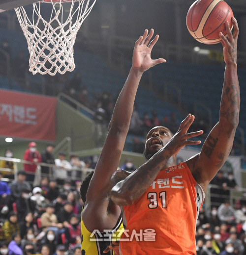 [포토]전자랜드할로웨이,차곡차곡...