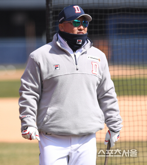 [포토] 두산 조인성 코치, 봄바람이 쌀쌀해~