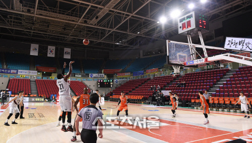 [포토] 코로나19 악재 속 남자프로농구, 여전히 뜨거운 승부!
