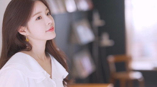 여론질타 속 입대하던 승리, 열애설 여성과 동행? 신인 유혜원 다시 화제