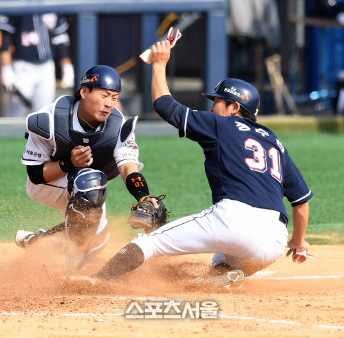 [포토]과감한 베이스 러닝으로 득점하는 정수빈