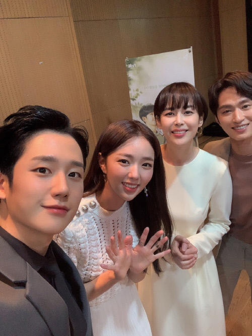 '반의반' 정해인X채수빈X이하나X김성규, 훈훈 인증샷 공개 '본방사수 의지↑'