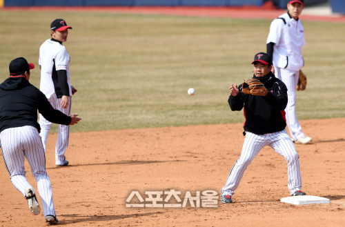 [포토] LG 정근우, 2루를 맡겨줘~!