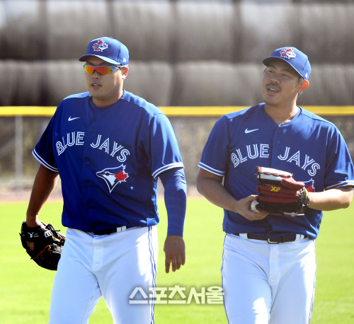 [포토] 야마구치 슌과 이야기하는 류현진