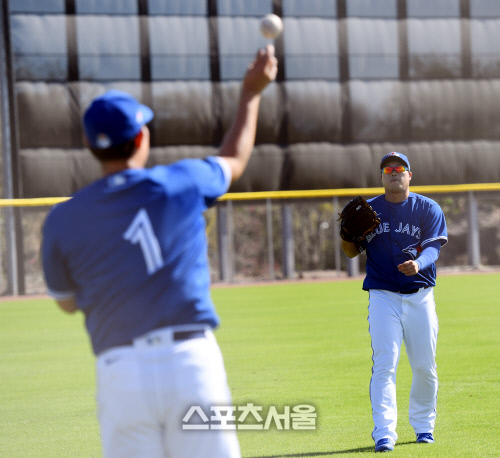 [포토] 류현진, 야마구치 슌과 캐치볼 파트너