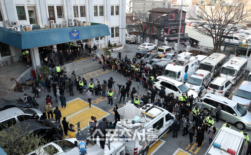 [포토] 종로경찰서 나와 검찰로 향하는 조주빈
