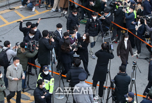 [포토] '박사방' 운영자 조주빈, 악마의 삶 마치고 검찰로...