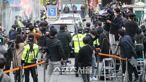 [포토] '박사방' 조주빈, 짧은 사죄 후 검찰로