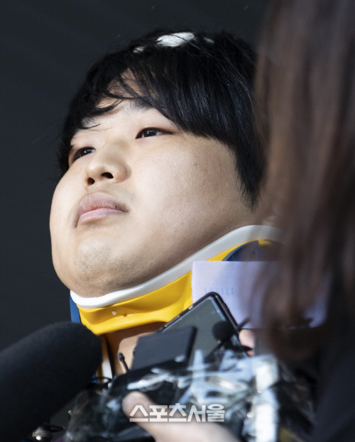 [포토] 마스크 벗고 얼굴 드러낸 채 검찰 송치되는 조주빈