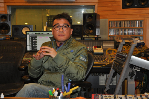 경찰, '성폭행 의혹' 김건모 기소의견으로 송치