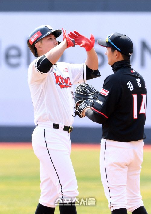 [포토]KT 황재균, 세리머니도 해 보고!