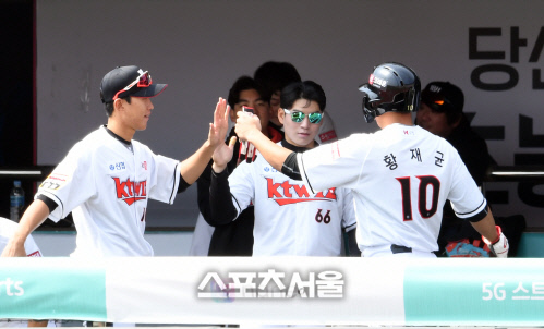 [포토]청백전 첫 득점 뽑아낸 KT 황재균