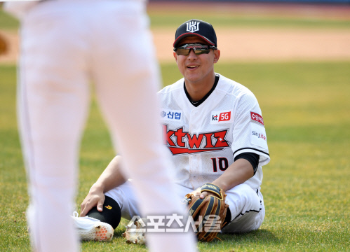 [포토]그라운드에 주저앉은 황재균