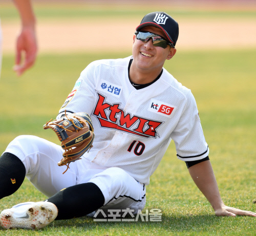 [포토]KT 황재균, 절로 미소가...