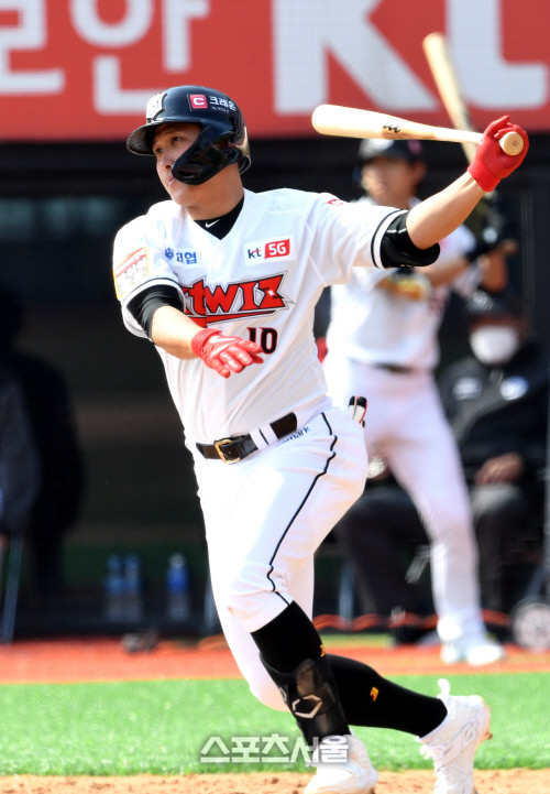 [포토]KT 황재균, 안타 추가요!