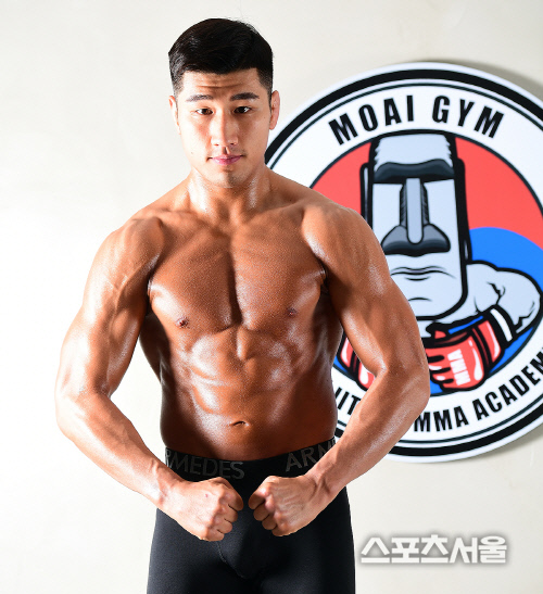 \'광케이블\' 근육의 ROAD FC 챔프 김민우, 실근육을 극대화시켰죠[포토]