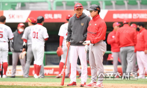 [포토] SK 염경엽 감독, 청백전 내용 괜찮았나?