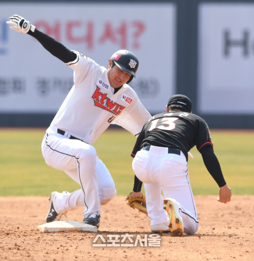[포토]2루 훔치는 KT 유한준