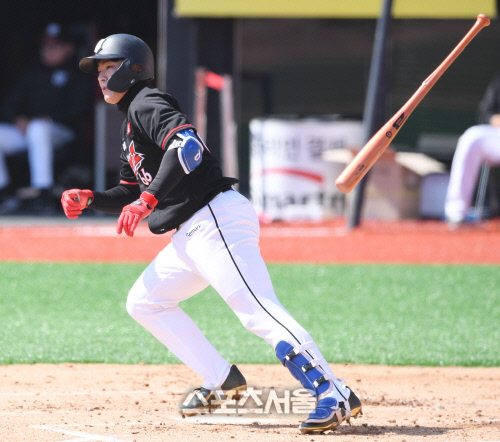 [포토] kt 강현우, 잘...맞았다!