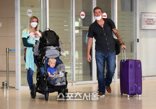 [포토]가족과 함께 한국으로 온 KIA 애런 브룩스