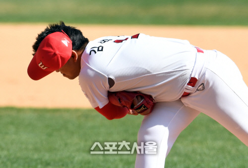 [포토]모자 벗겨지는 김택형, 너무 세게 던졌나...
