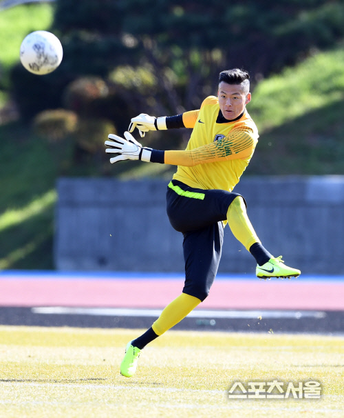 [포토]대표팀 골키퍼 구성윤, 힘차게 킥!