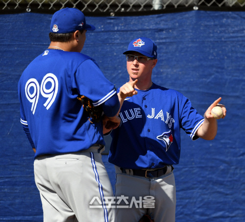 [포토] 류현진, 불펜 피칭 후 숀튼에 그립 설명