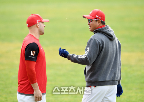 [포토]SK 로맥-채태인, 의사소통도 자연스럽게!