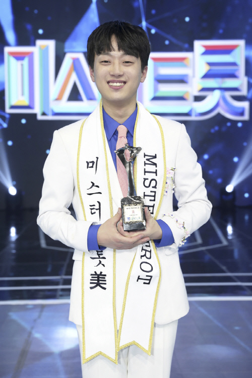 '미스터트롯' 이찬원 "결승날 카톡 8000개 와…아직도 답장 못했다"