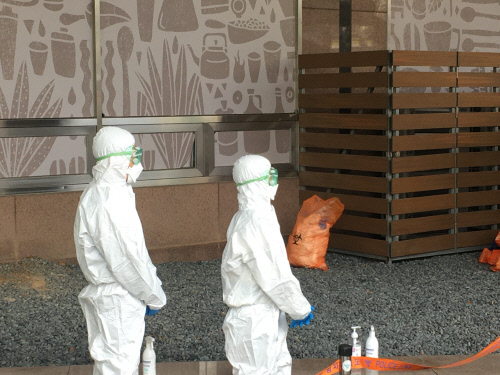 환자에게 코로나19 감염된 50대 의사 사망은 오보...현재 위독