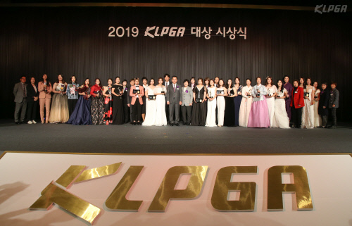 2019 KLPGA 대상 시상식 수상자와 관계자 기념촬영