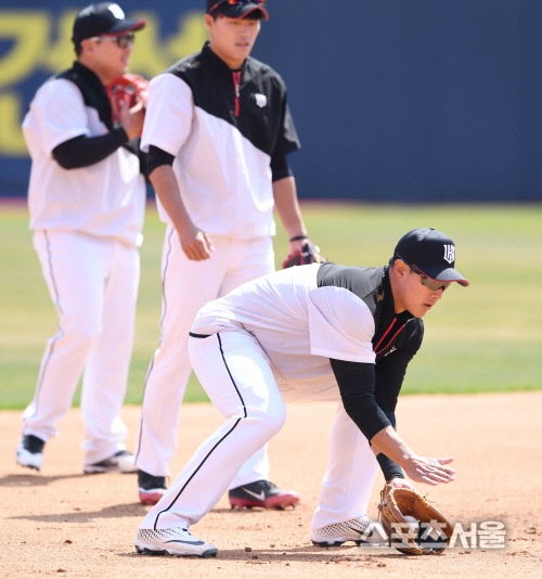 [포토] kt 황재균, 핫코너 수비의 모범?