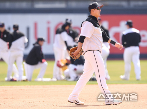 [포토] kt 황재균, 몸 잘 풀었어요~