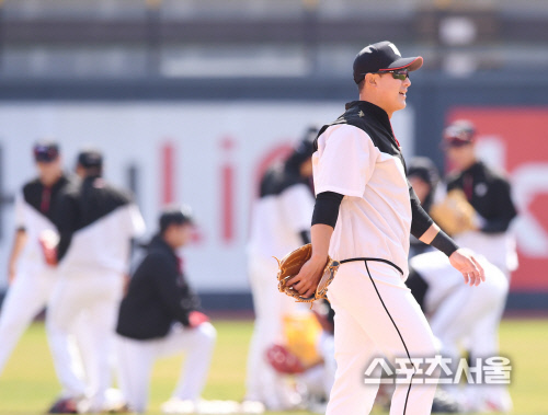 [포토] kt 황재균, 훈련 마무리도 즐겁게~