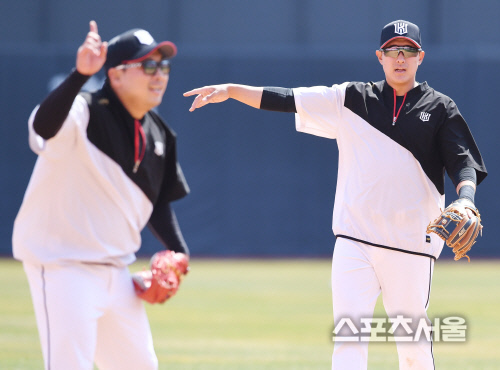 [포토] kt 황재균, 허도환과 3루 수비 훈련?