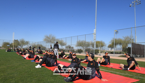 [포토] 몸 푸는 한화 선수들