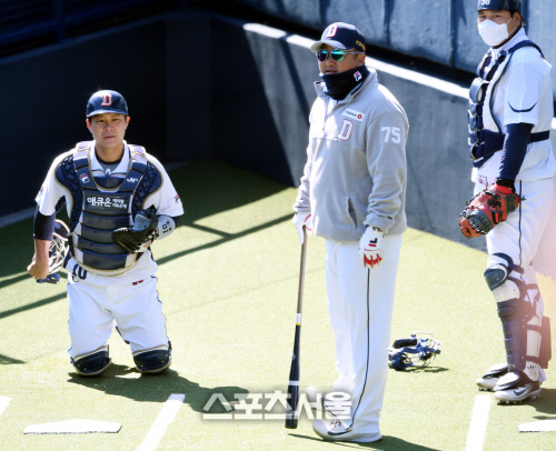 [포토] 두산 정상호-박세혁, 조인성 코치와 구슬땀!