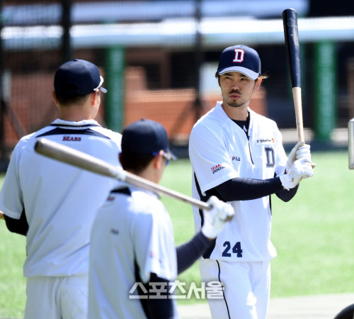 [포토] 오재일 배트 살펴보는 오재원