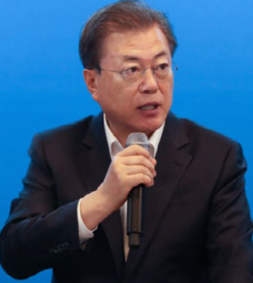 문재인 대통령, 빌 게이츠와 통화 "코로나19 백신개발 함께 협력"