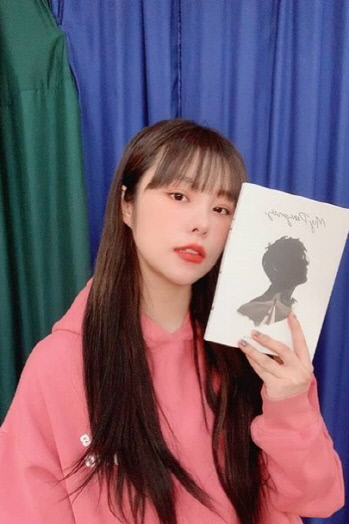 마마무 휘인, 신승훈 응원 나섰다 "선배님 30주년 앨범 너무 좋아요"