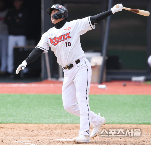 [포토] kt 황재균, 좀 더...뻗어라~