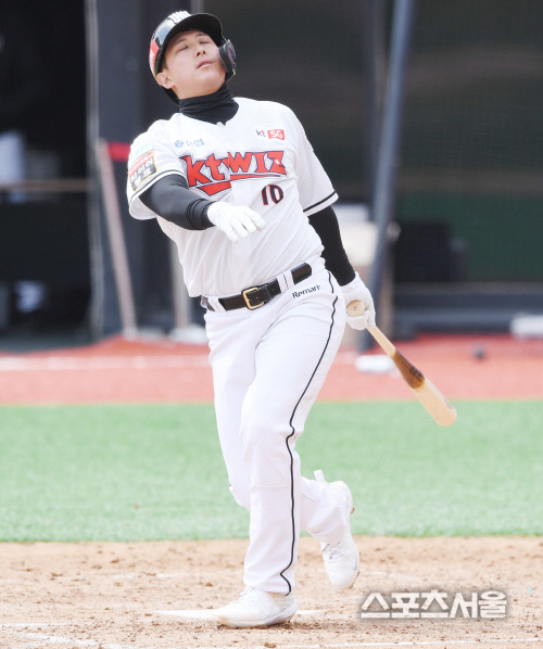 [포토] kt 황재균, 헛돌렸네~
