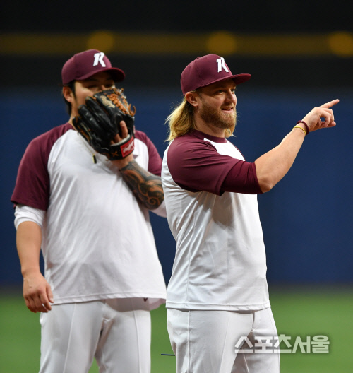 [포토]박병호 \'기침은 입 가리고\'