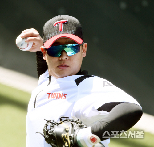 [포토] LG 박재욱, 코로나19 아웃...을 모자에 새기고...